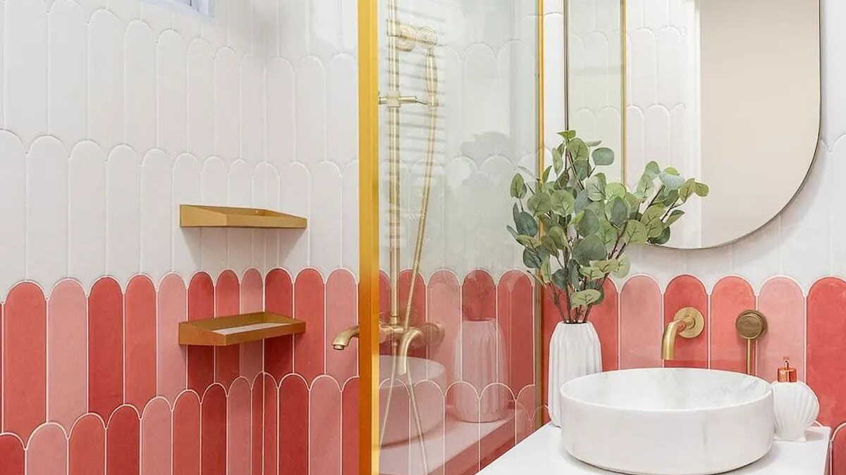 découvrez des conseils et solutions pour la rénovation d'une salle de bain carrelée, alliant modernité et fonctionnalité pour un espace rénové et esthétique.
