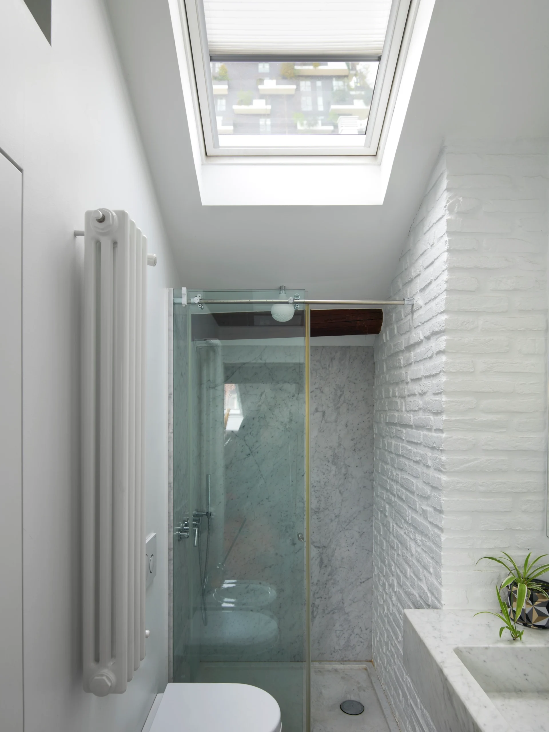 découvrez les coûts et les étapes clés pour réussir la rénovation de votre salle de bain, de la planification à la réalisation.