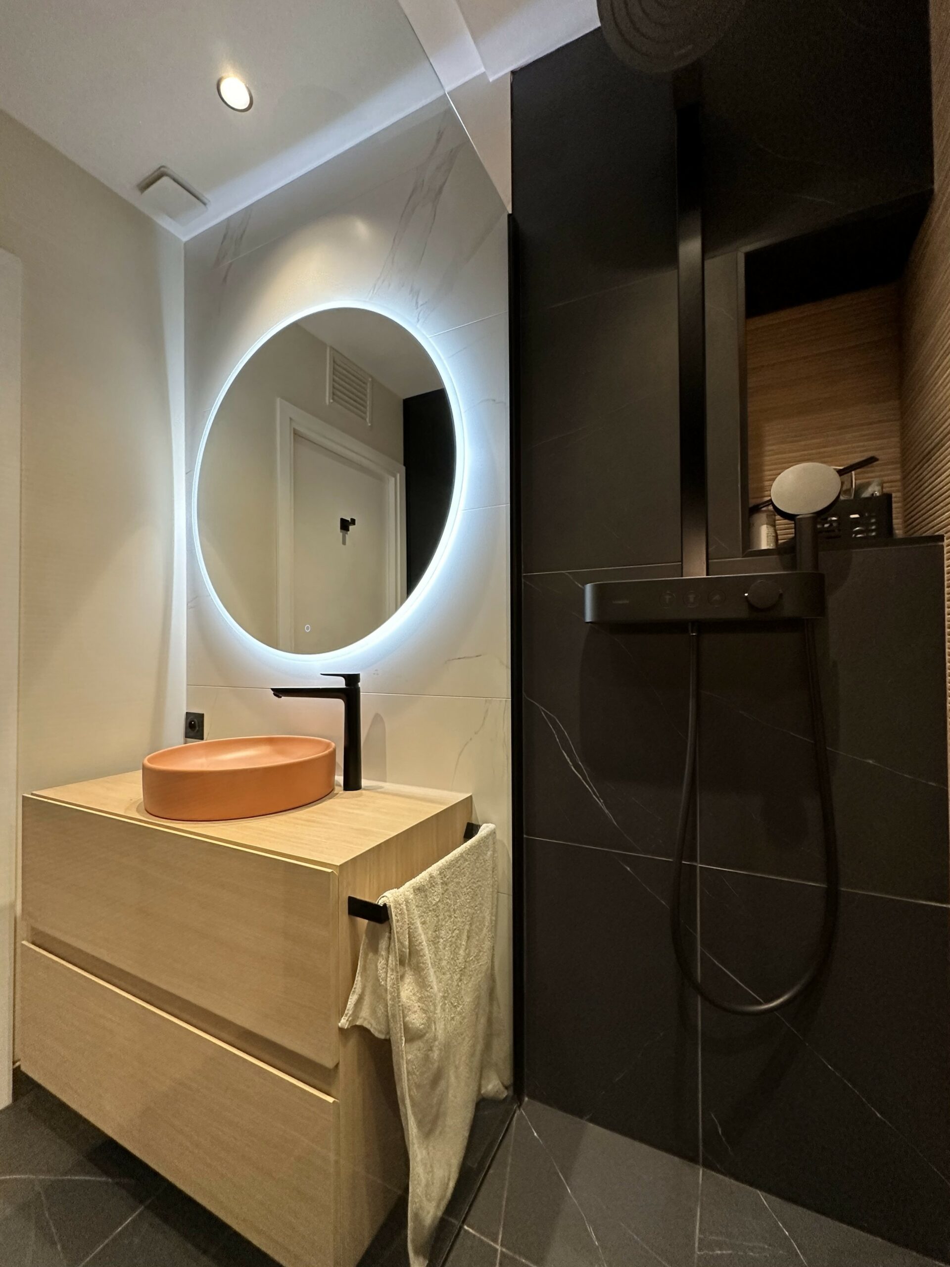 transformez votre salle de bain en un véritable havre de bien-être grâce à nos conseils et solutions de rénovation sur mesure.