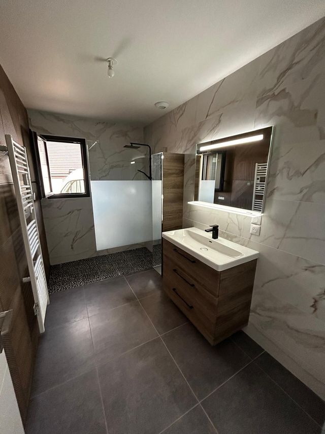 transformez votre salle de bain en un véritable havre de bien-être grâce à nos conseils et astuces de rénovation. créez un espace zen, moderne et fonctionnel adapté à vos envies.