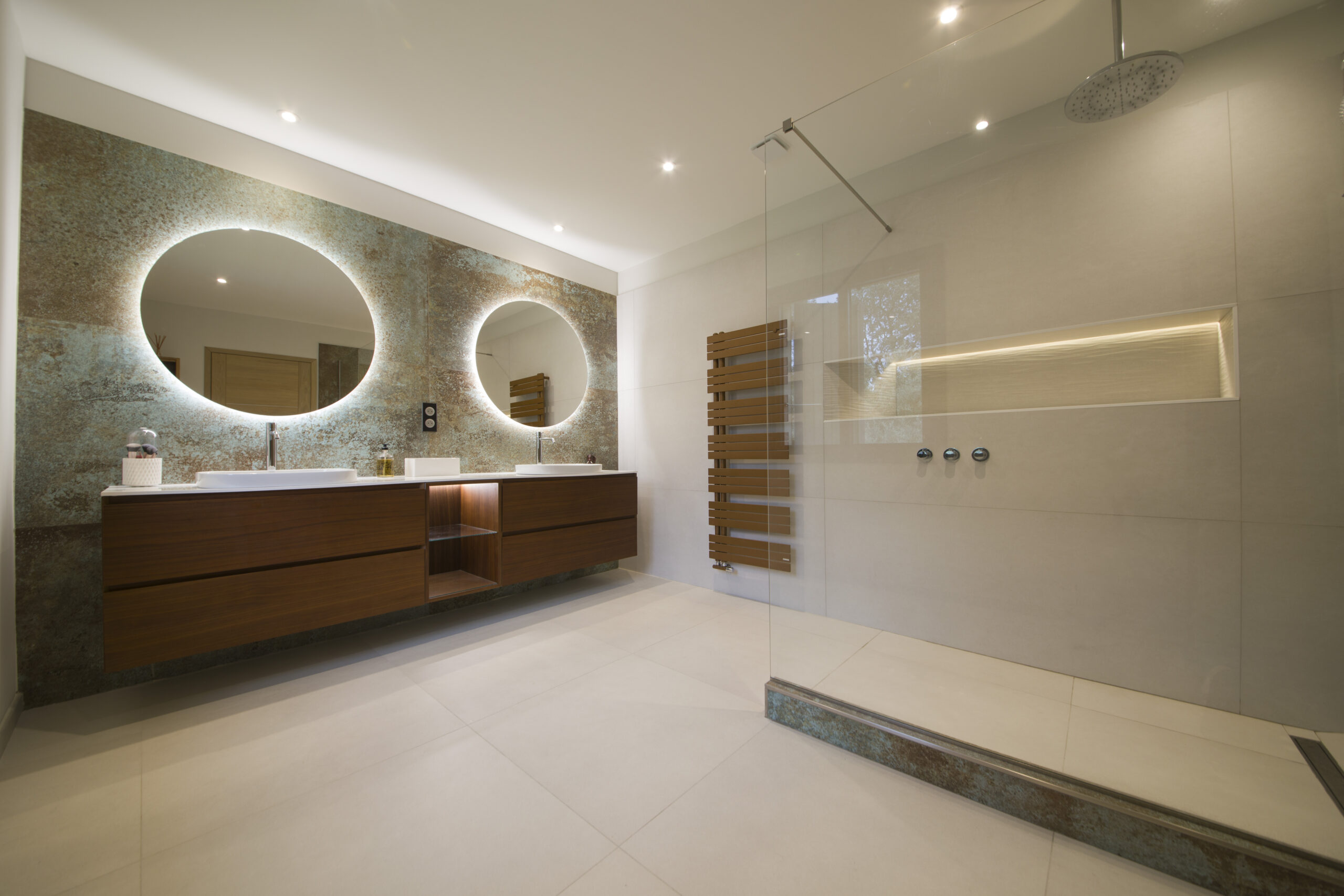 découvrez notre service de rénovation de salle de bain moderne réalisé par un plombier expert pour un espace alliant design et fonctionnalité.