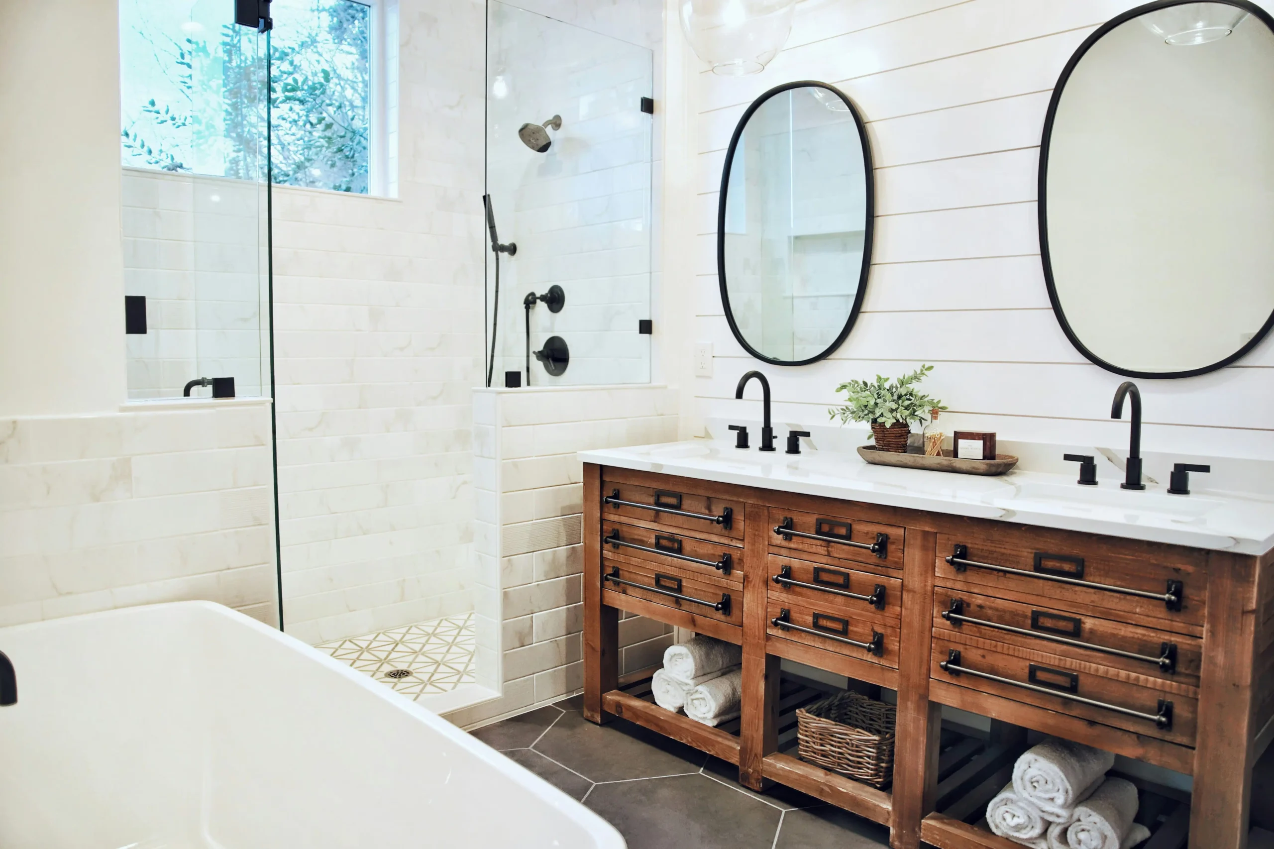 renovation salle de bain moderne scaled découvrez nos conseils et astuces pour une rénovation de salle de bain moderne alliant design contemporain, fonctionnalité et confort. transformez votre espace en un lieu élégant et agréable.