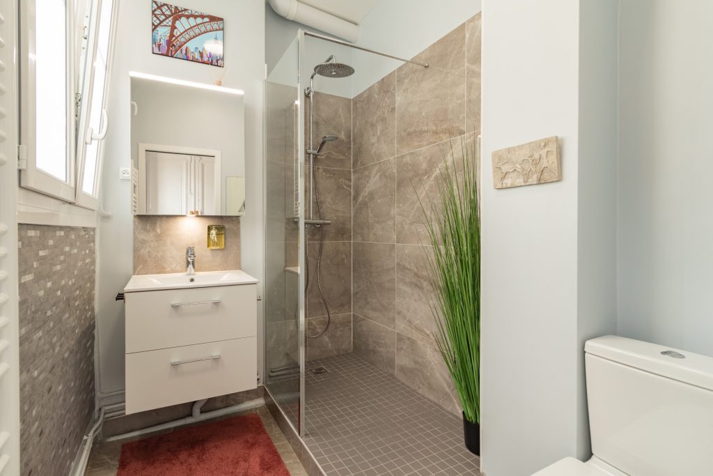 spécialistes en rénovation de salle de bain à paris 11, nous transformons votre espace avec design et qualité pour un résultat moderne et fonctionnel.