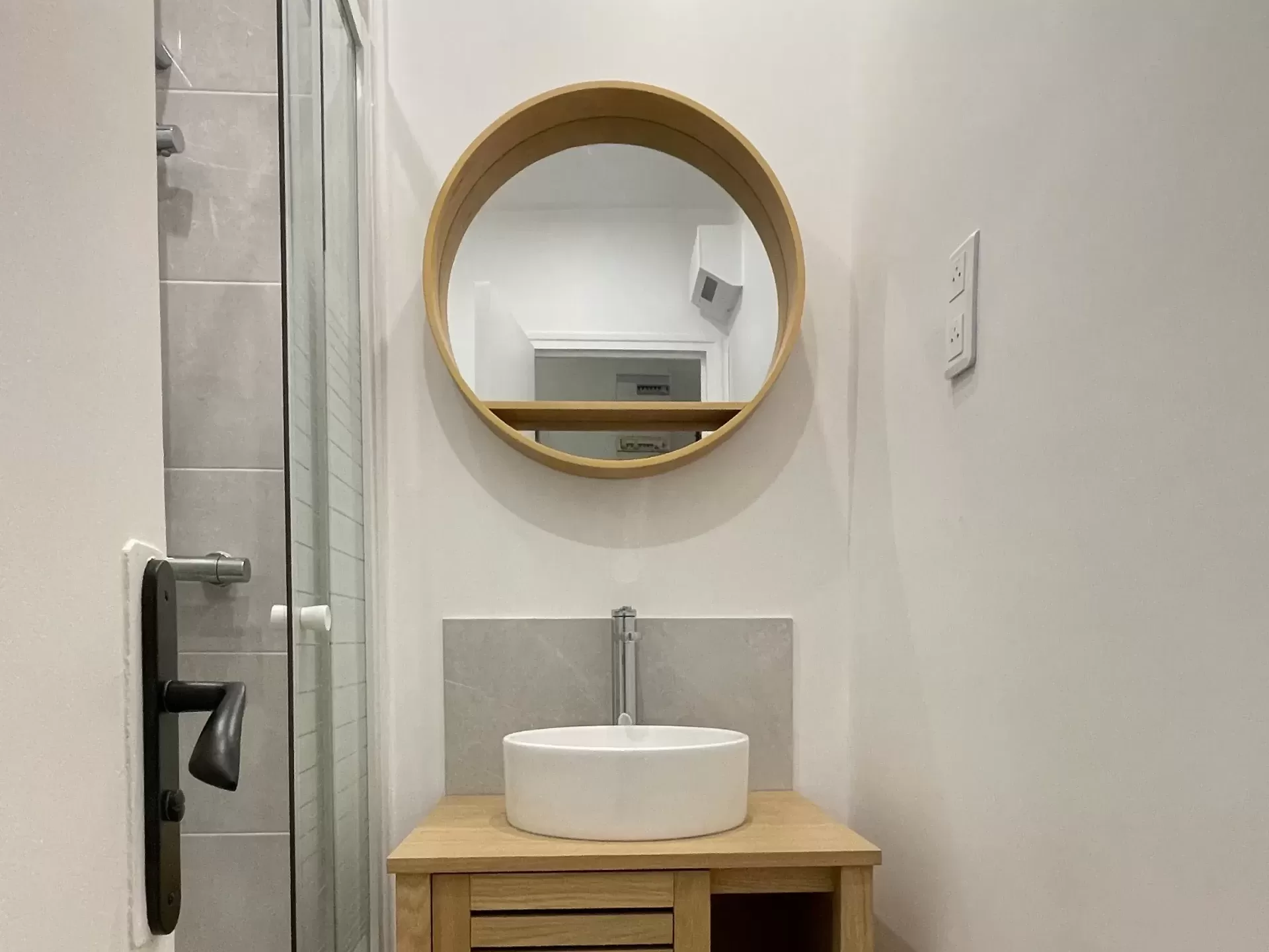 découvrez nos solutions de rénovation pour salle de bain de studio, alliant optimisation de l'espace, design moderne et confort.