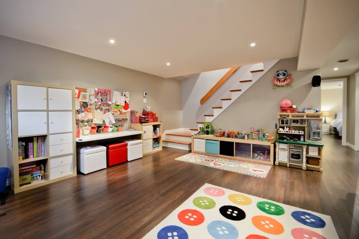 découvrez nos solutions professionnelles pour la rénovation de votre sous-sol : aménagement, isolation, et design sur mesure pour transformer cet espace en un lieu confortable et fonctionnel.