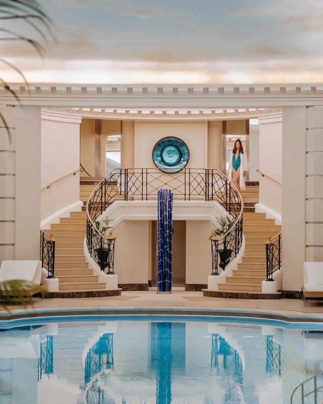 découvrez la rénovation spectaculaire du ritz paris en 2015, une transformation alliant luxe et élégance pour un hôtel emblématique revisité.