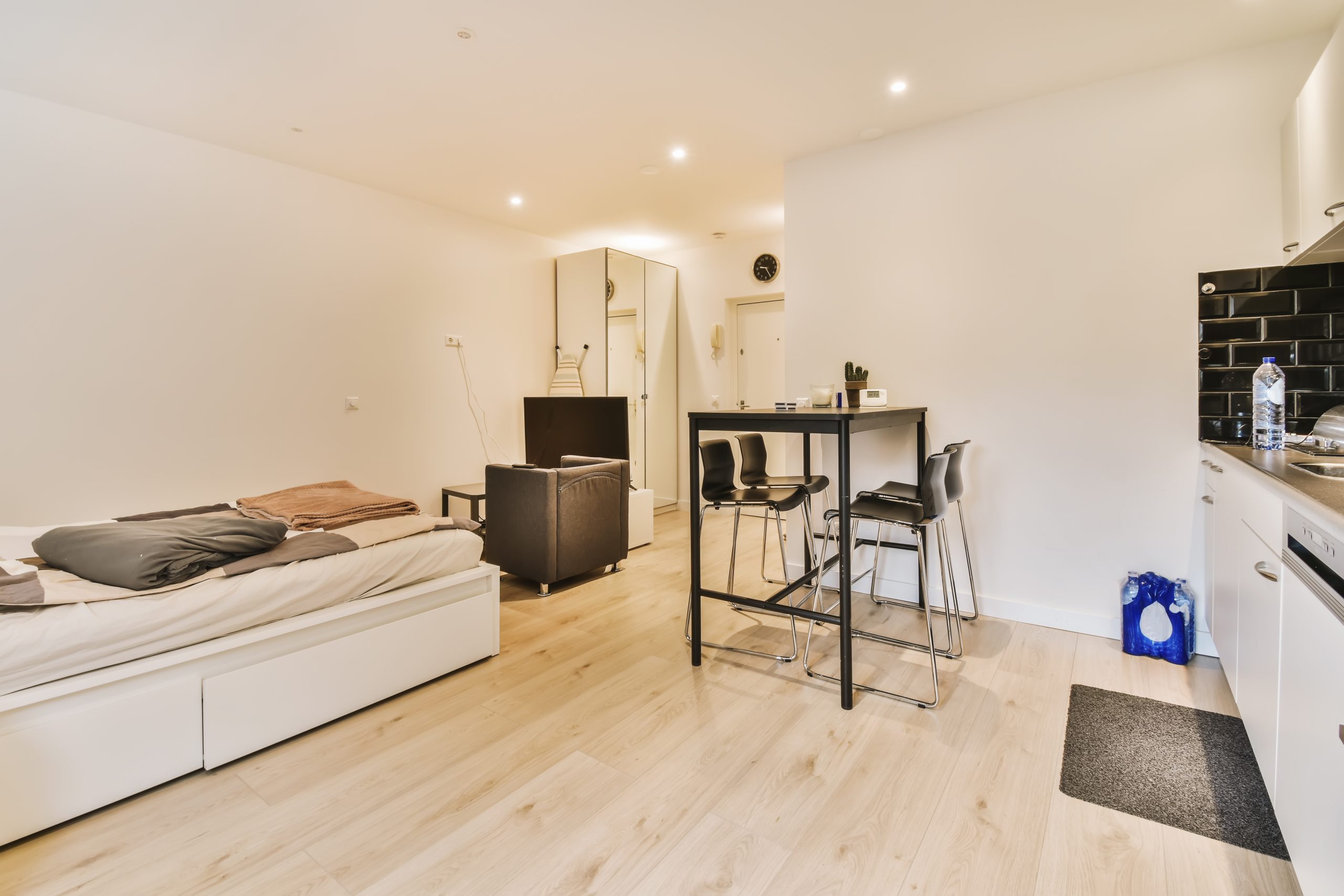découvrez nos solutions de rénovation pour studio de 20m2, optimisant l'espace et alliant confort et design moderne.