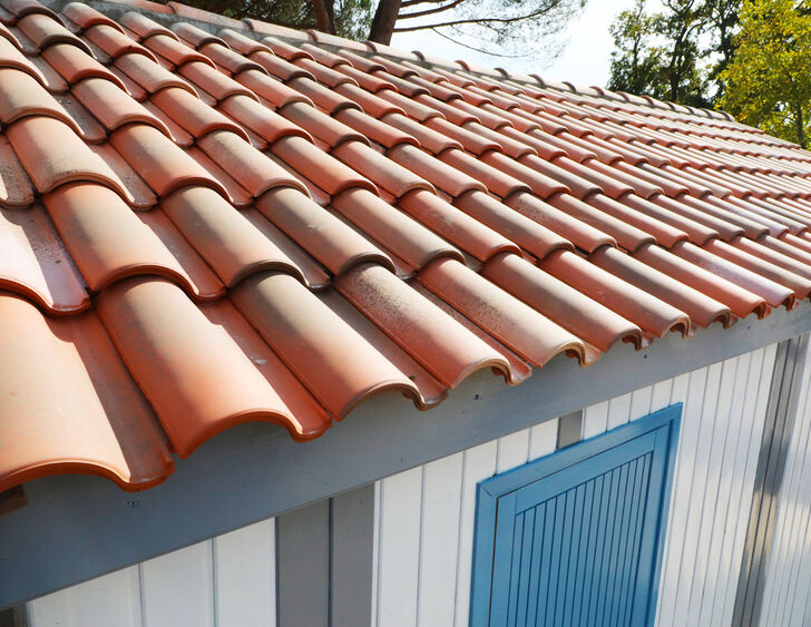 découvrez nos conseils clés pour réussir la rénovation de votre toiture et protéger efficacement votre maison.