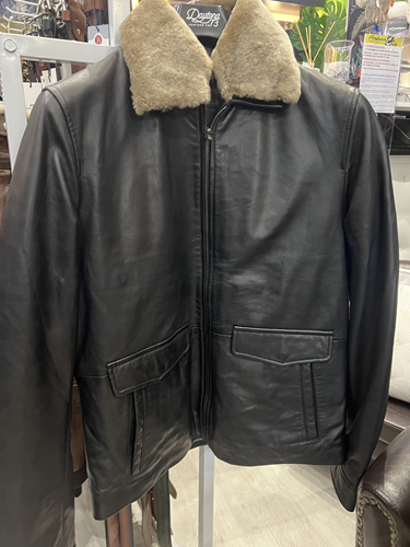 services professionnels de rénovation de blousons en cuir à paris en 2025. redonnez vie à votre blouson avec des experts de qualité.