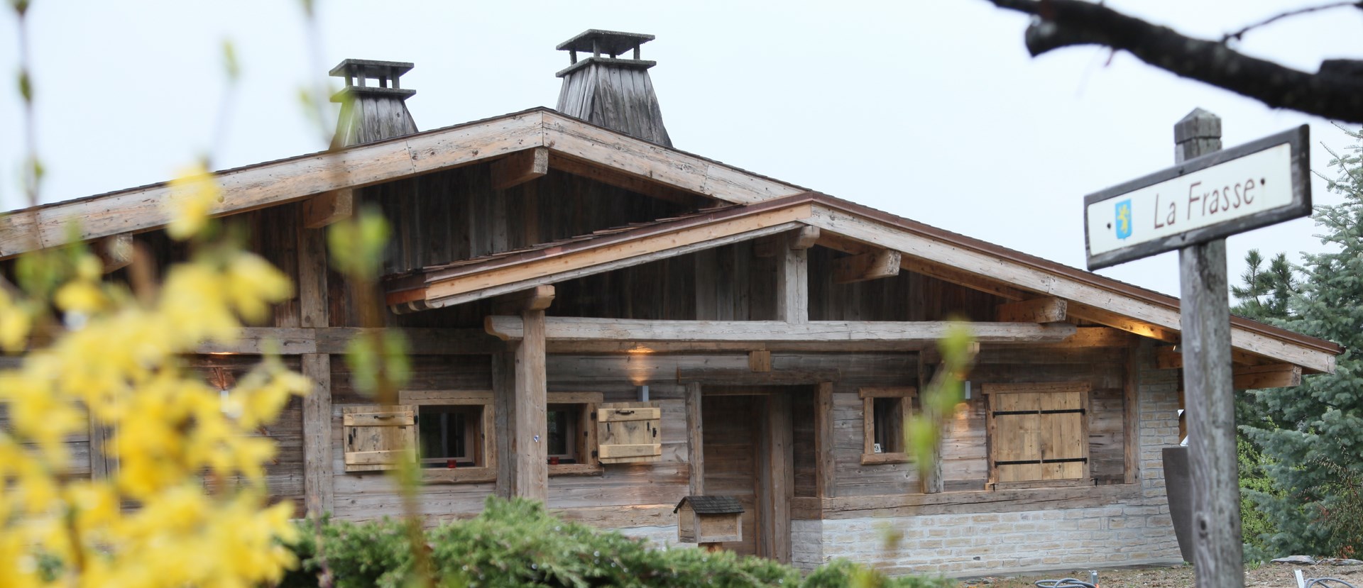 découvrez nos services experts pour rénover votre chalet près de paris, alliant charme authentique et confort moderne.