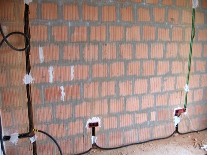 conseils et astuces pour rénover l'électricité de votre maison en toute sécurité et conformité.