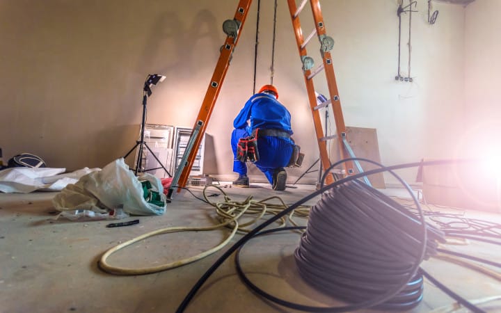 renover electricite 6 découvrez nos conseils et solutions pour rénover votre installation électrique en toute sécurité et conformité. améliorez la performance et la sécurité de votre domicile.