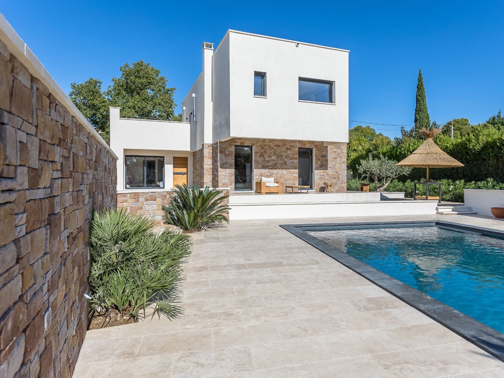 découvrez nos conseils et astuces pour rénover la façade de votre maison, améliorer son esthétisme et protéger votre habitat efficacement.