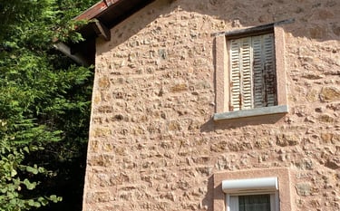 découvrez nos services professionnels pour rénover la façade de votre maison plain-pied à vincennes (94300). améliorez l'esthétique et la durabilité de votre habitat avec notre expertise locale.