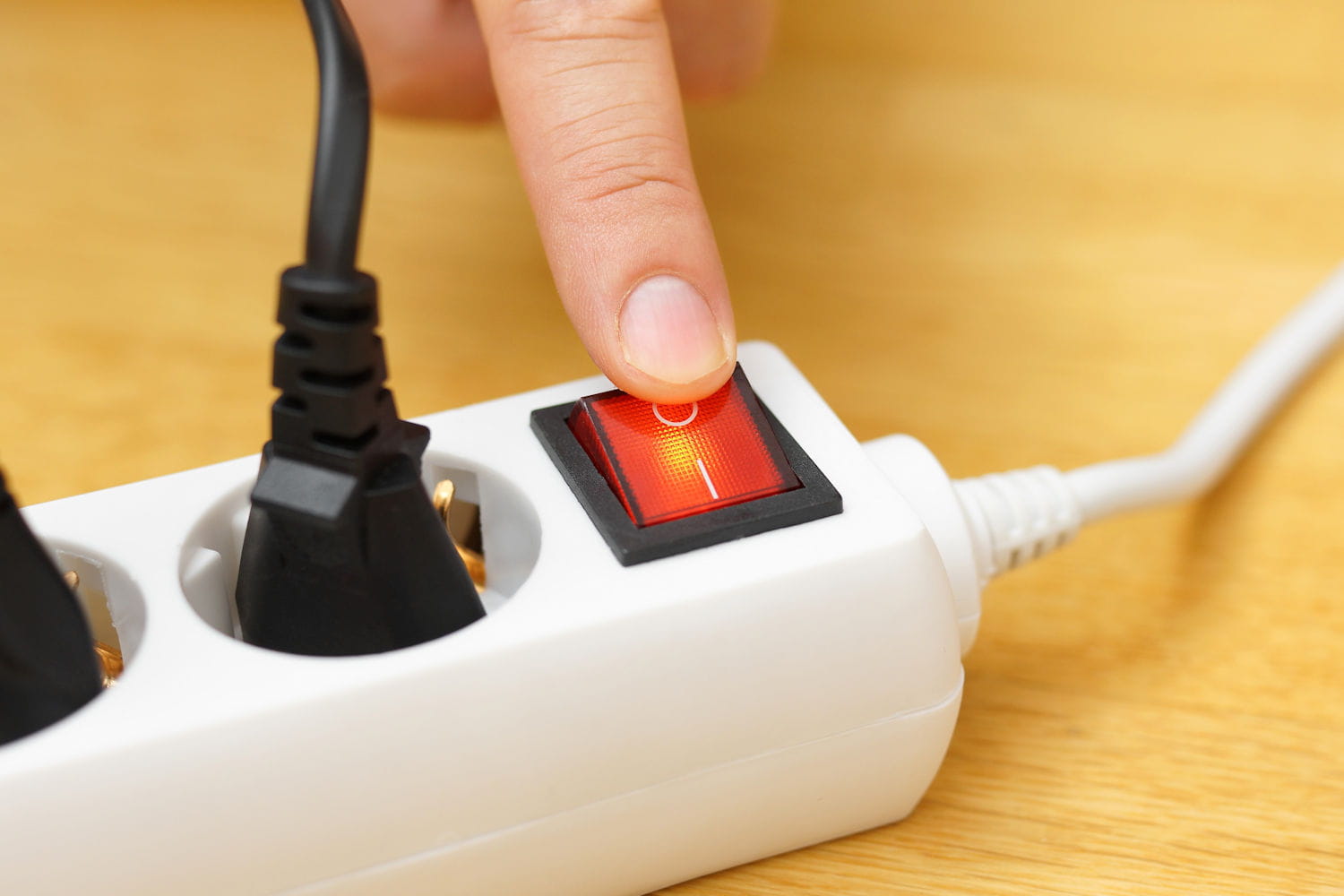 découvrez des astuces et conseils pratiques pour rénover l'électricité de votre maison en toute sécurité et efficacité.