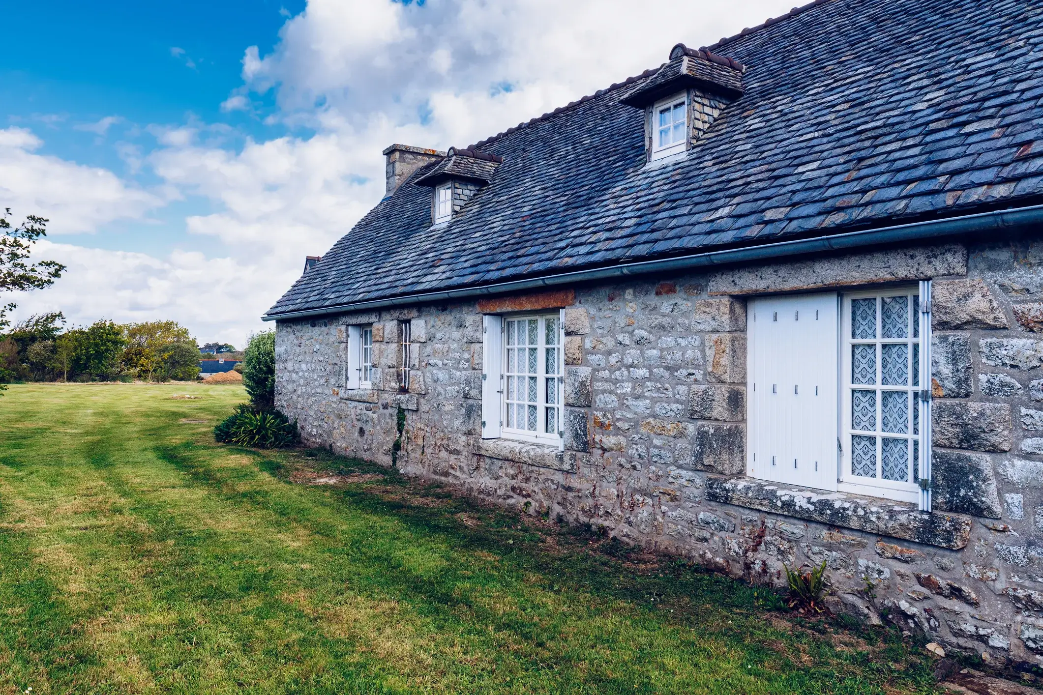 découvrez comment rénover une longère bretonne en maîtrisant efficacement votre budget. conseils pratiques et astuces pour une rénovation réussie et économique.