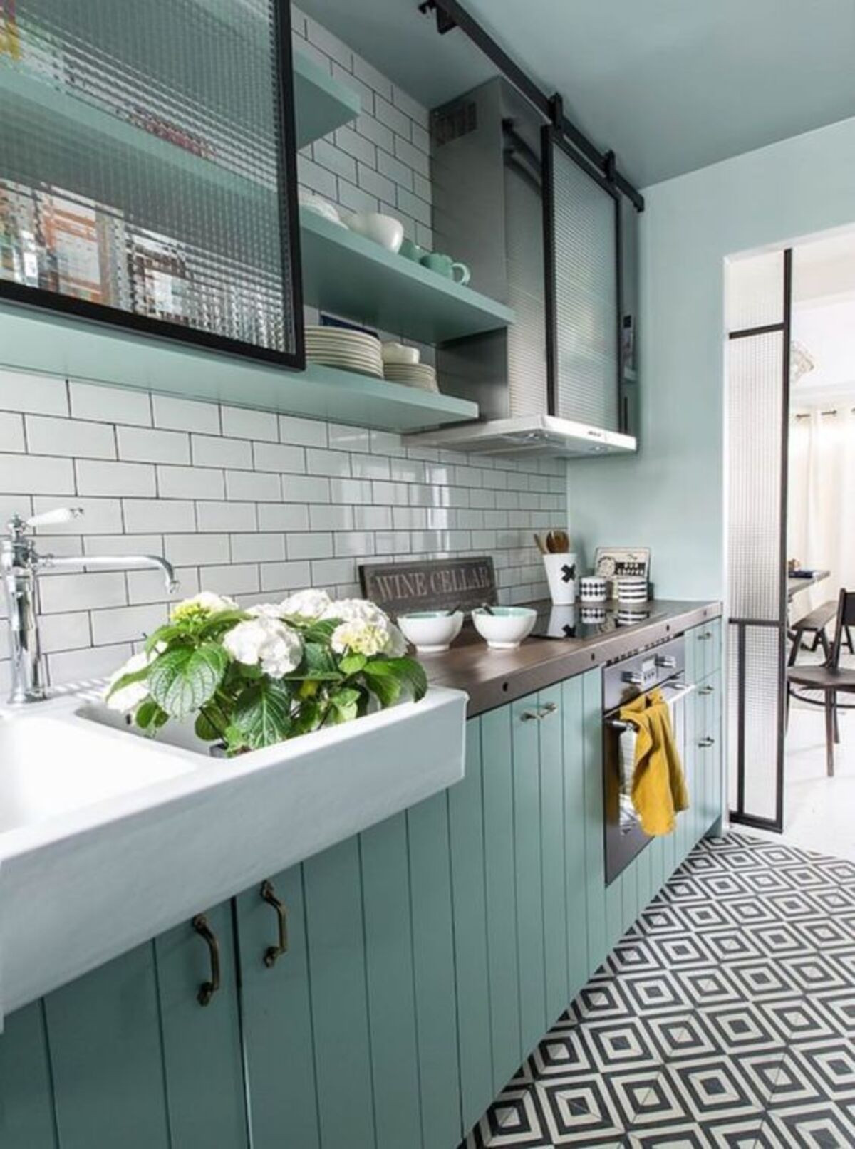 découvrez nos conseils et astuces pour rénover vos meubles de cuisine facilement et donner un coup de neuf à votre espace culinaire.