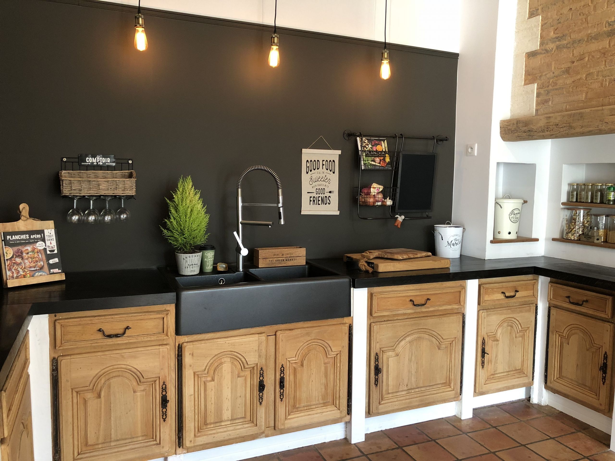 découvrez des astuces et conseils pratiques pour rénover vos meubles de cuisine en bois et leur redonner un éclat moderne et durable.