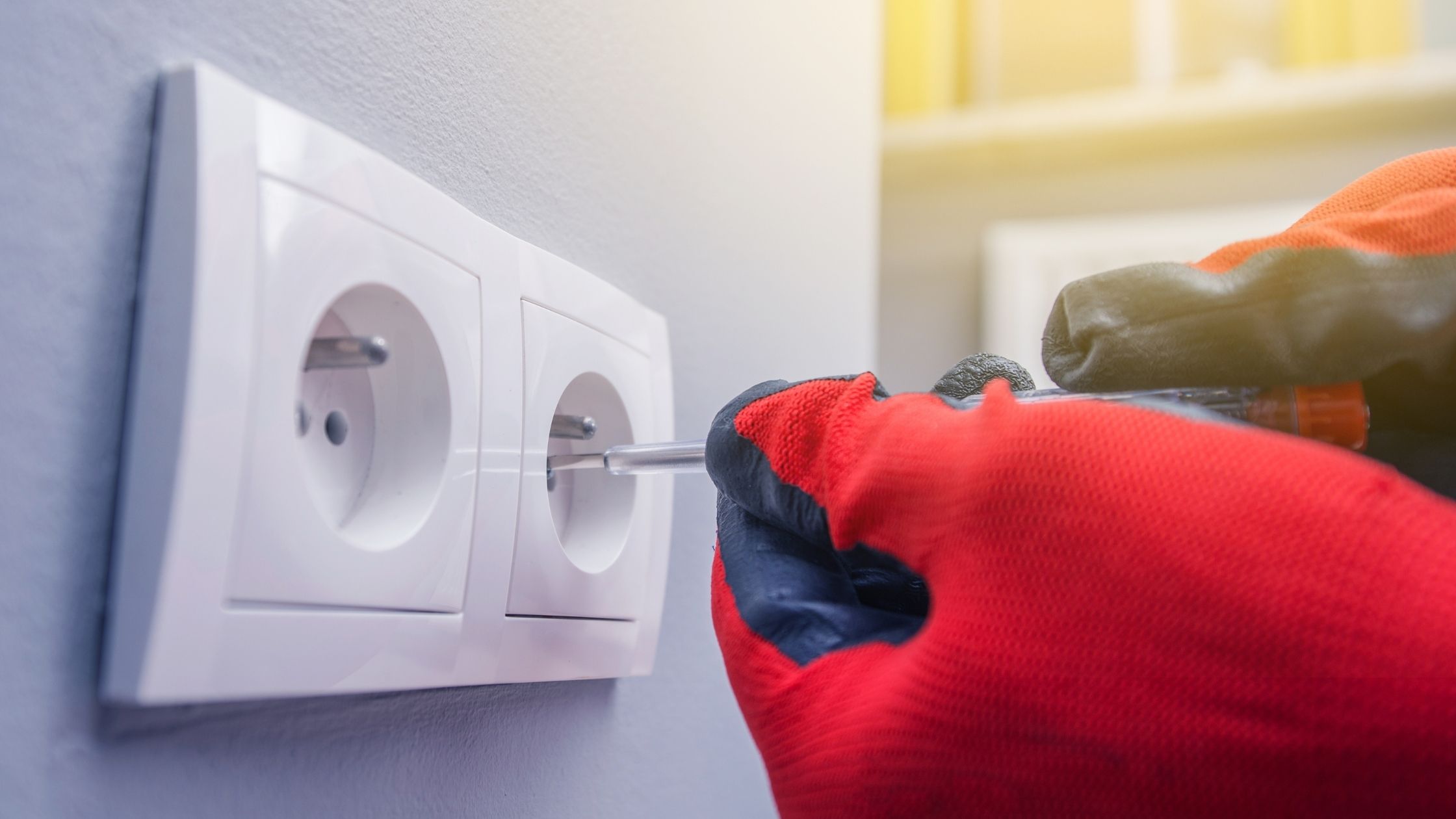 découvrez comment rénover une prise électrique en toute sécurité avec nos conseils pratiques et étapes détaillées. assurez la fonctionnalité et la sécurité de vos installations électriques.