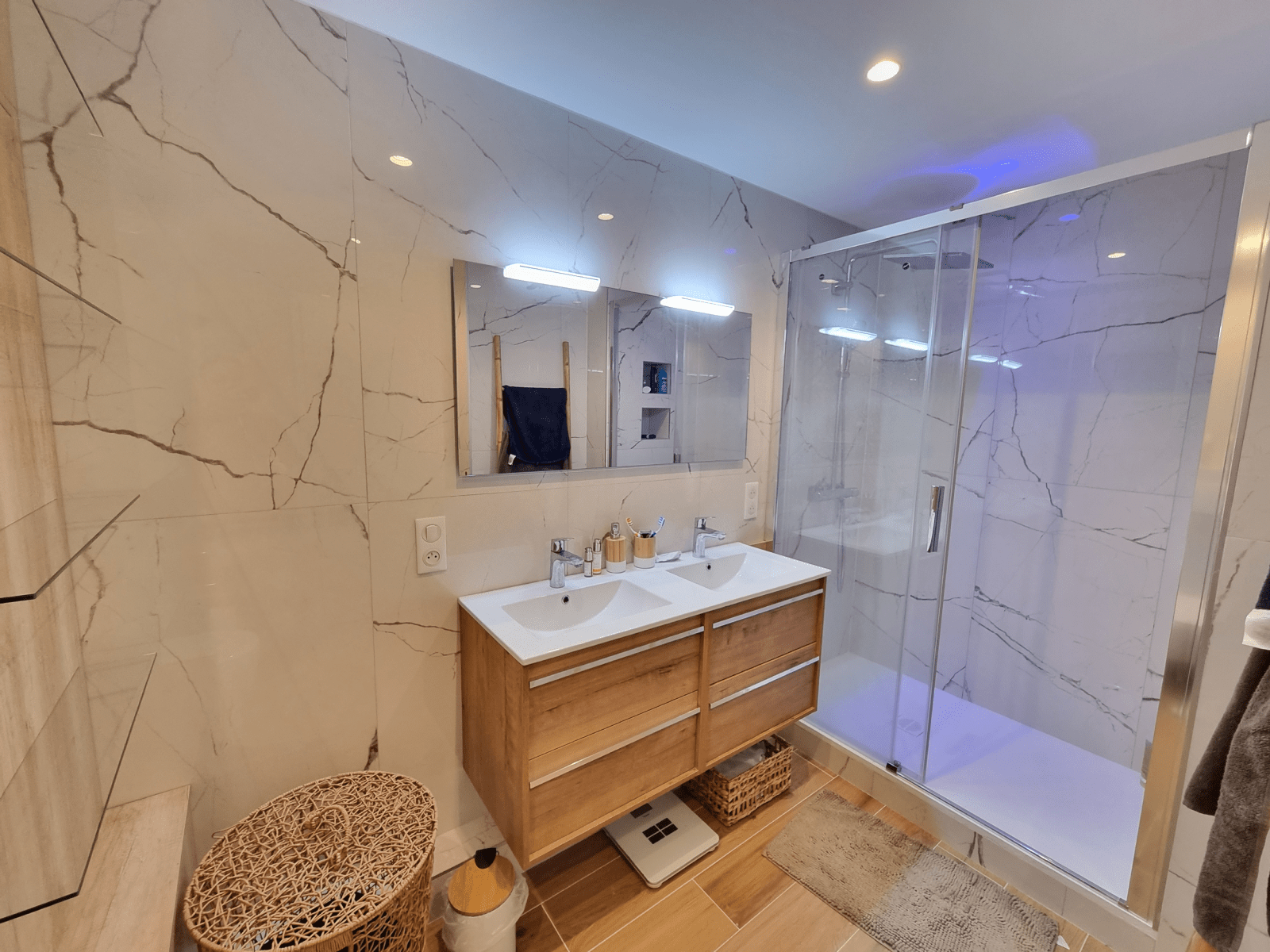 découvrez comment rénover votre salle de bain avec m2 habitat, spécialiste en rénovation sur mesure pour un espace moderne et fonctionnel.