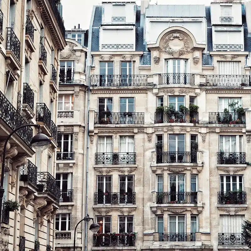 découvrez comment rénover un appartement parisien en 2025 en intégrant des touches de jaune pour un intérieur lumineux, moderne et chaleureux.