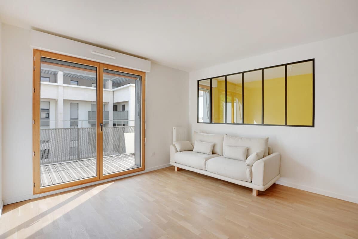 découvrez comment rénover un appartement parisien avec du jaune en 2025 pour apporter chaleur et modernité à votre intérieur.