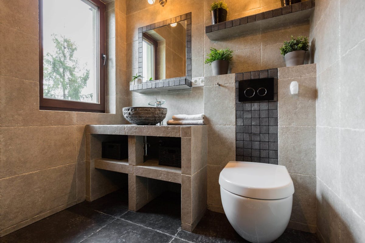découvrez comment rénover une vasque en faïence dans votre salle de bains pour lui redonner charme et modernité facilement.