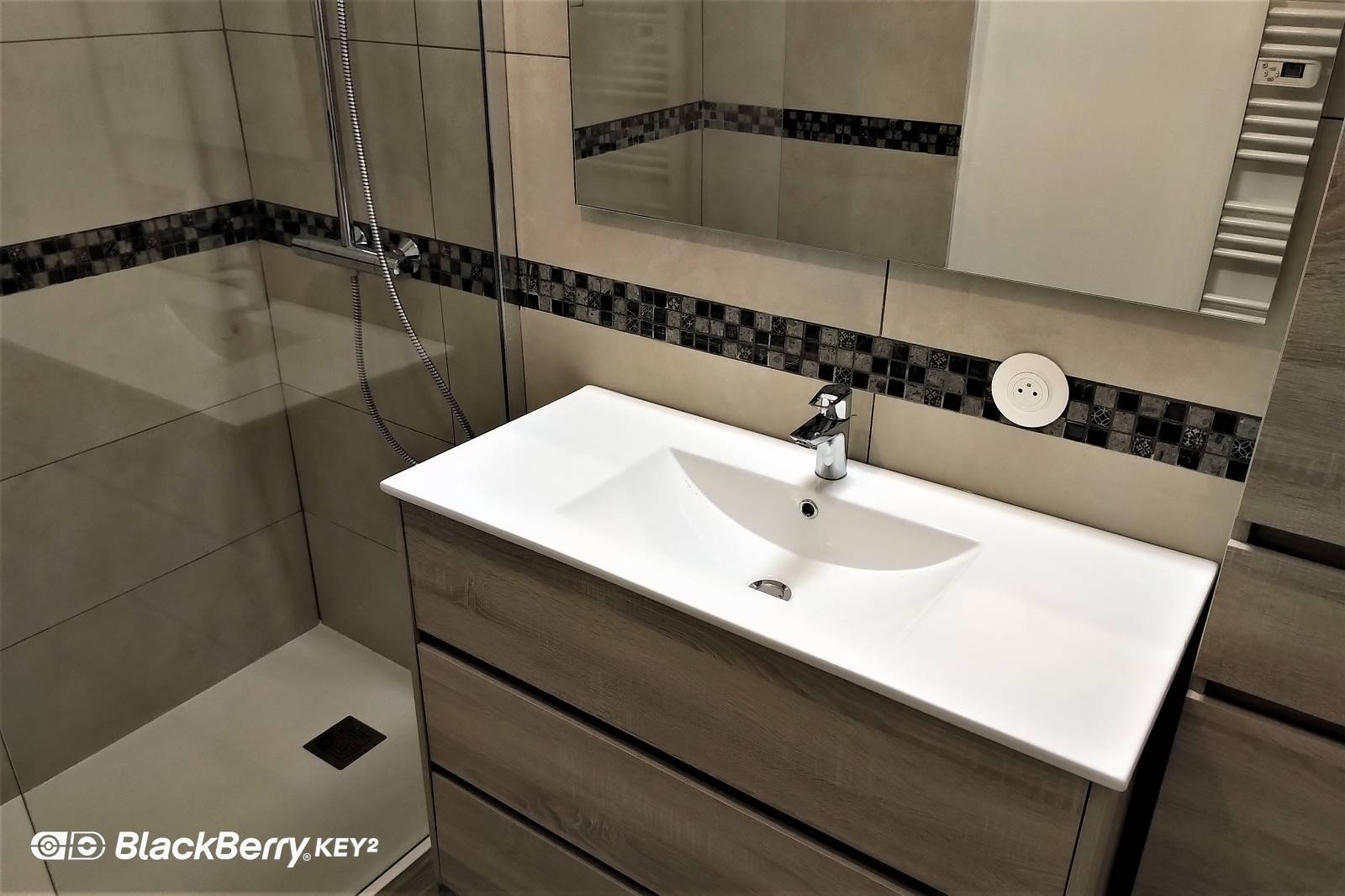 découvrez comment rénover une vasque en faïence dans votre salle de bains pour lui redonner éclat et modernité facilement.
