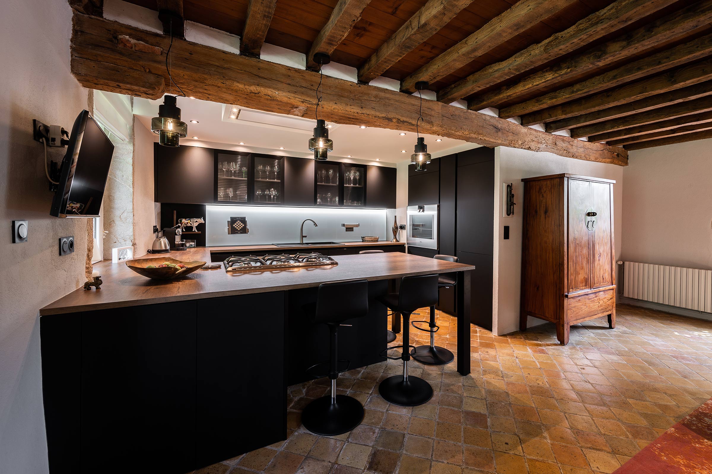 découvrez nos conseils et astuces pour rénover une vieille cuisine avec style et praticité. transformez votre espace en un lieu moderne et fonctionnel.