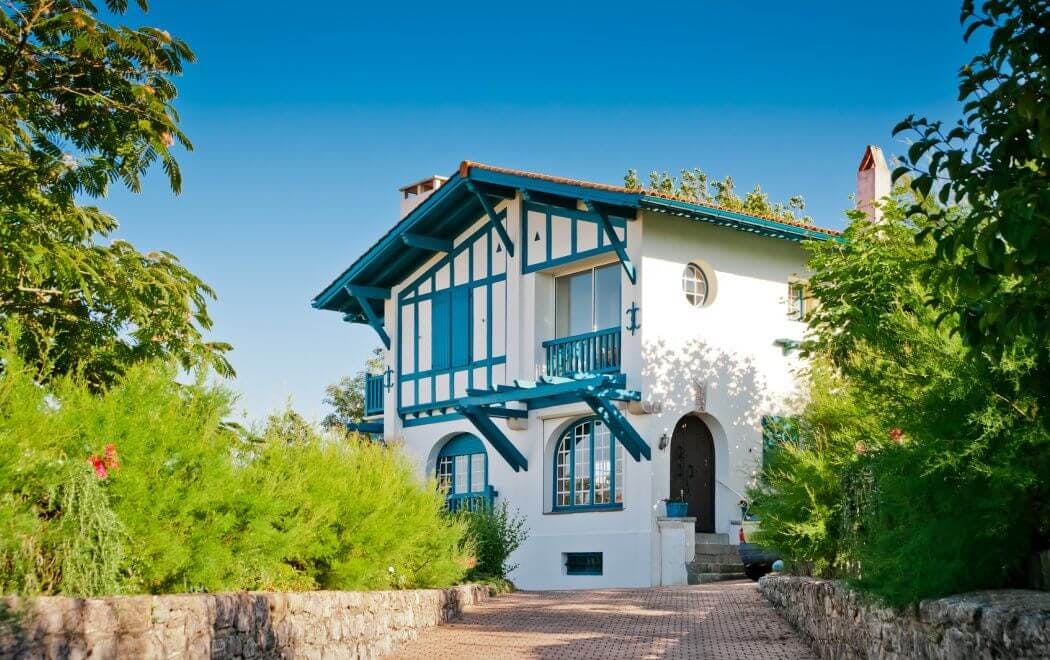 découvrez les conseils clés pour rénover une vieille maison en toute sérénité et améliorer votre habitation tout en conservant son charme d'antan.