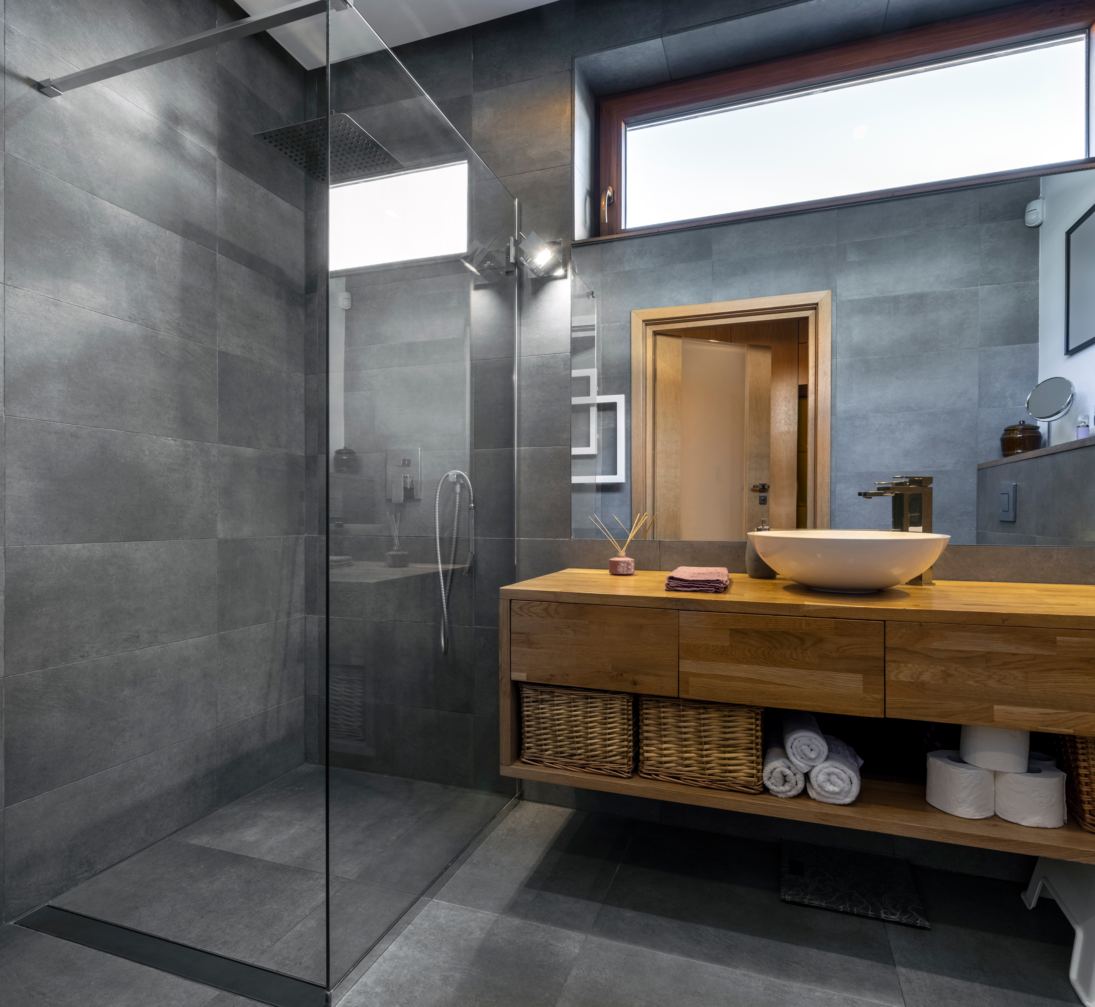 confiez la rénovation de votre salle de bain à un plombier expert pour un résultat de qualité, alliant fonctionnalité et esthétique.