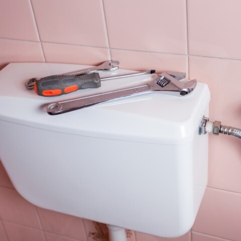 service de réparation rapide de chasse d'eau pour résoudre efficacement vos problèmes de plomberie et éviter les fuites d'eau.