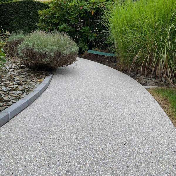 découvrez nos solutions économiques pour le revêtement d'allée de garage, alliant durabilité et esthétique à petit prix.