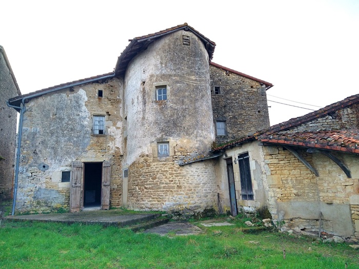 découvrez cette ruine à rénover proche de paris, une opportunité unique pour réaliser votre projet immobilier sur mesure à seulement quelques minutes de la capitale.