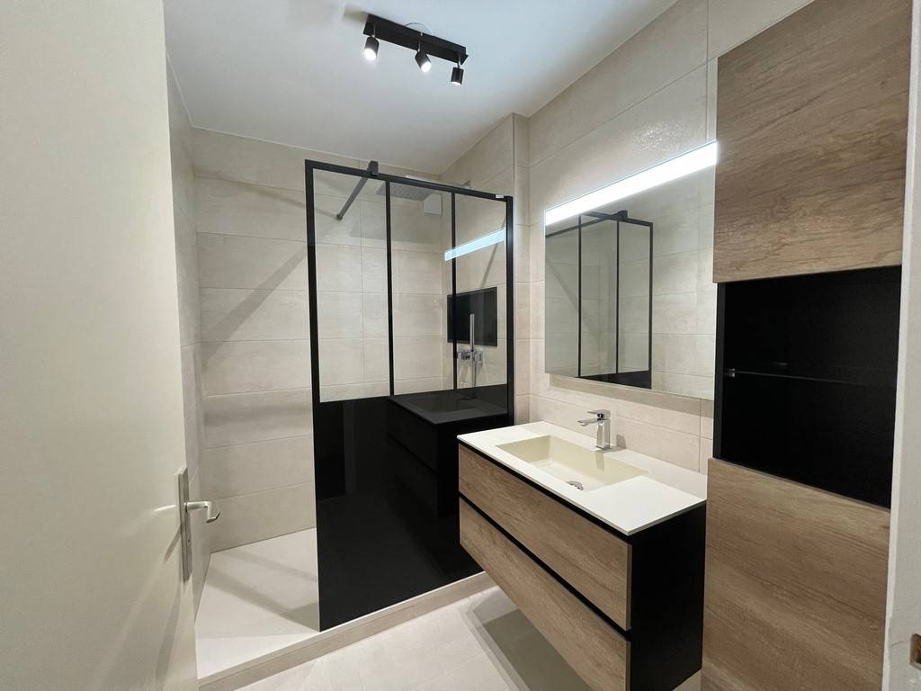 découvrez des idées inspirantes et des conseils pratiques pour aménager et décorer votre salle de bain, alliant confort, style et fonctionnalité.