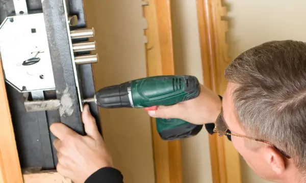 serrurier fiable à paris 10 : intervention rapide, services garantis pour tous vos besoins en serrurerie, dépannage et installation de qualité.