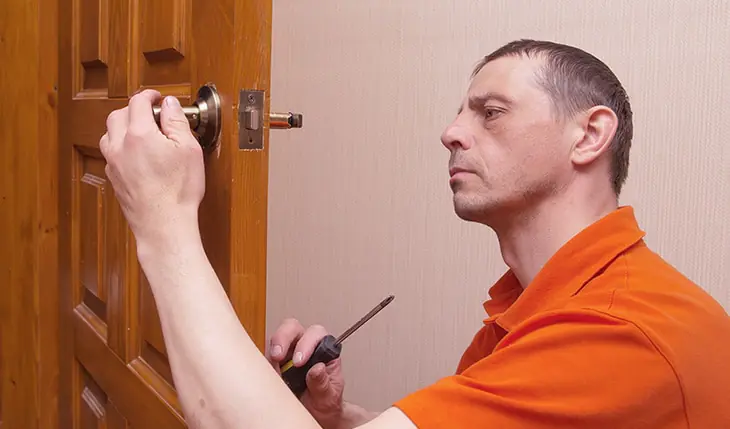 serrurier paris 8 disponible 24h/7j, intervention rapide près d'haussmann pour tous vos besoins en ouverture de portes, dépannage et sécurisation.