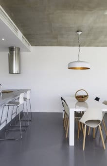 découvrez tout sur le sol en résine : son coût, ses avantages et ses limites pour bien choisir votre revêtement de sol.