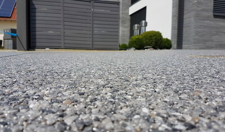 découvrez tout sur le sol en résine : son coût, ses avantages et ses limites pour vous aider à faire le meilleur choix pour vos revêtements.