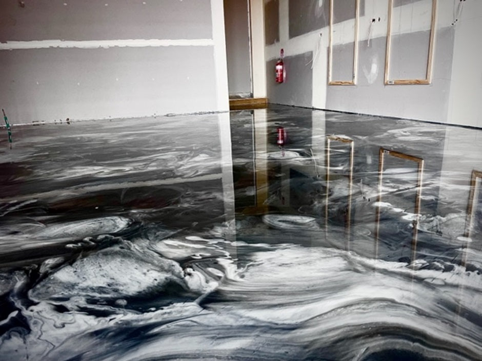 découvrez tout ce qu'il faut savoir sur le sol en résine : coûts, avantages et limites pour bien choisir votre revêtement.