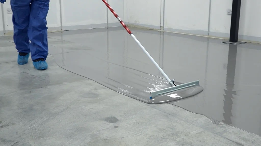 découvrez les coûts associés aux sols en résine ainsi que leurs limites pour faire un choix éclairé lors de vos travaux de revêtement de sol.