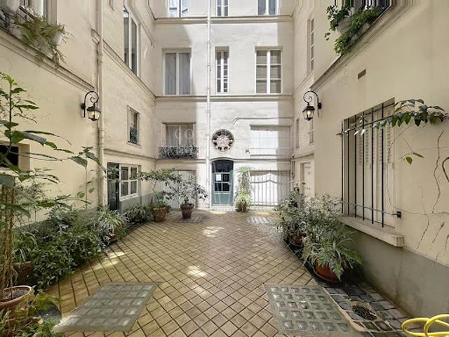 découvrez ce studio à rénover idéalement situé à paris, une opportunité unique pour créer votre espace de vie personnalisé au cœur de la capitale.