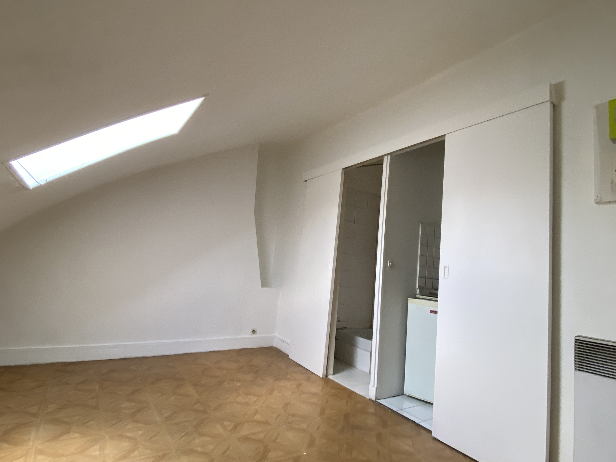 découvrez ce studio à rénover situé en plein cœur de paris, offrant un fort potentiel pour créer un espace de vie unique et personnalisé.