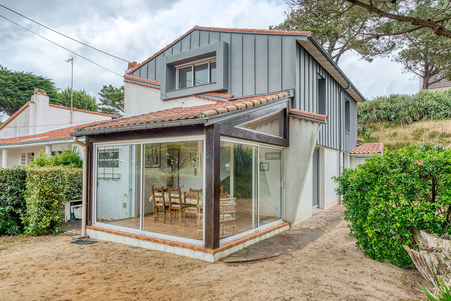 découvrez les coûts et les avantages de la surélévation d'une maison en bois, une solution écologique et esthétique pour agrandir votre espace de vie.