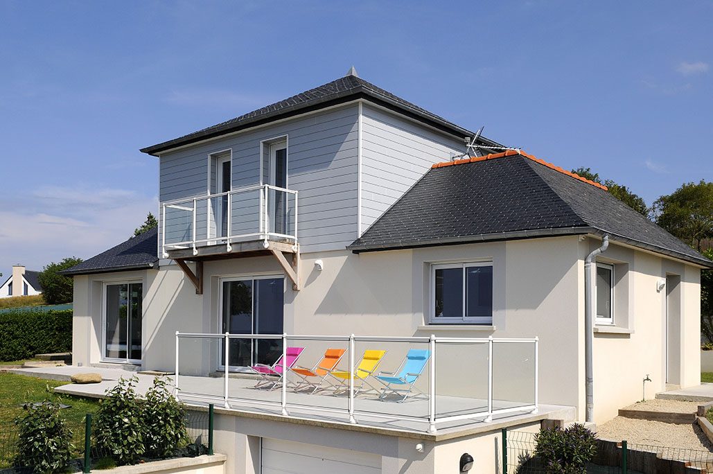 découvrez les avantages de la surélévation d'une maison en bois et estimez son coût pour agrandir votre habitation de manière écologique et esthétique.