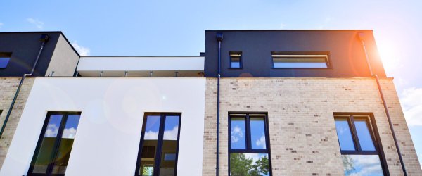 découvrez comment surélever votre maison pour valoriser votre bien immobilier sans avoir à déménager. optimisez votre espace et augmentez la valeur de votre propriété facilement.