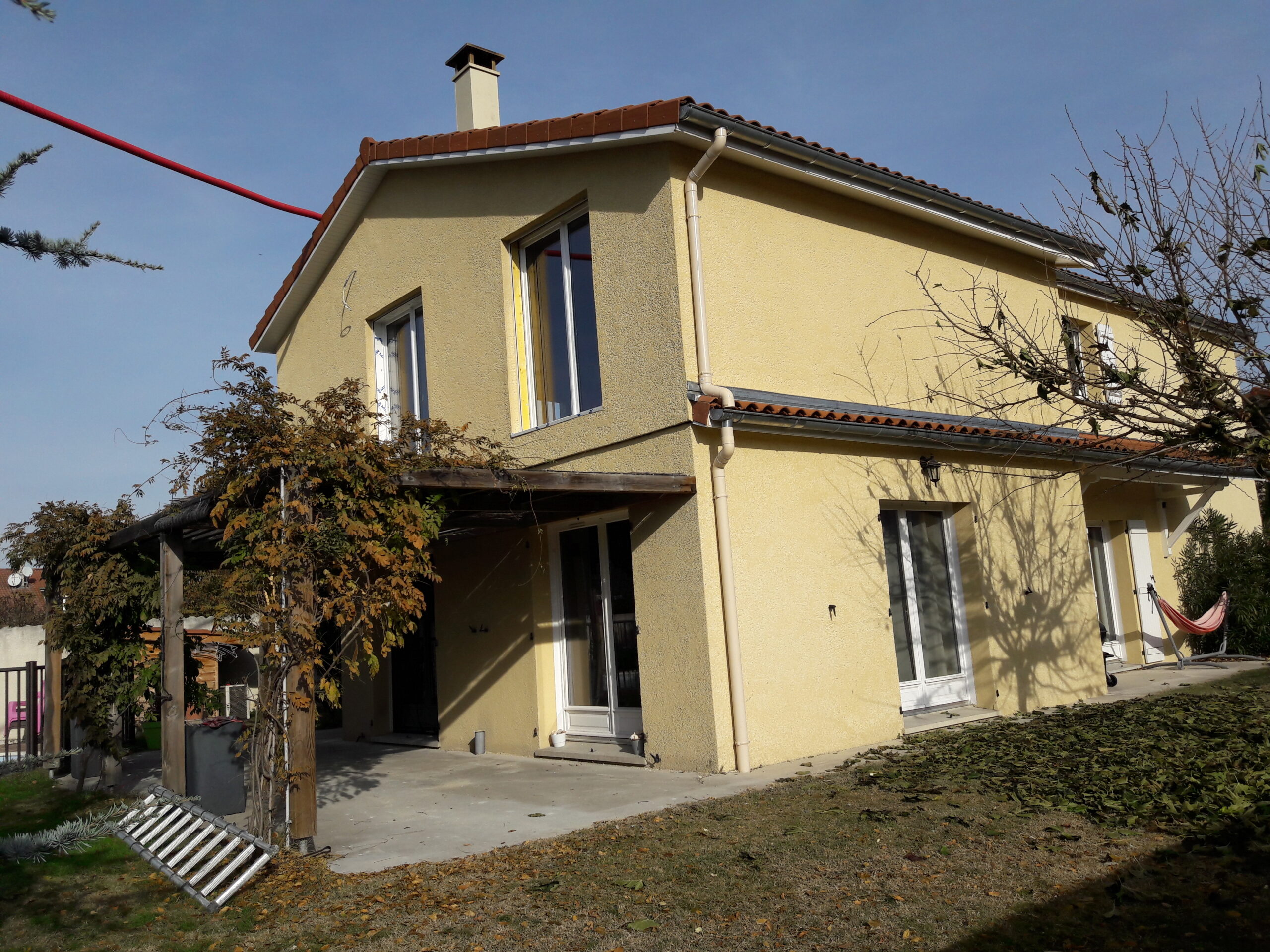 découvrez comment surélever votre maison pour augmenter sa valeur sans changer de domicile. solutions pratiques et conseils pour valoriser votre bien immobilier facilement.