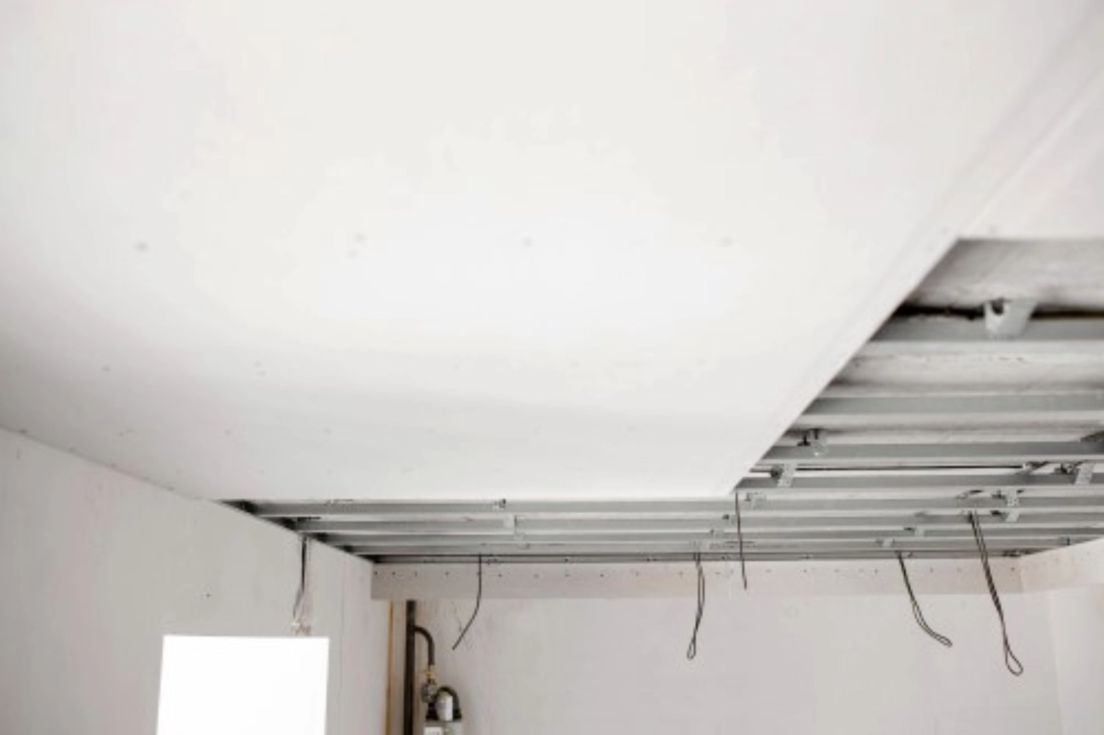 découvrez nos tarifs pour refaire un plafond : prix détaillés, conseils pratiques et guide complet pour réussir vos travaux de rénovation.