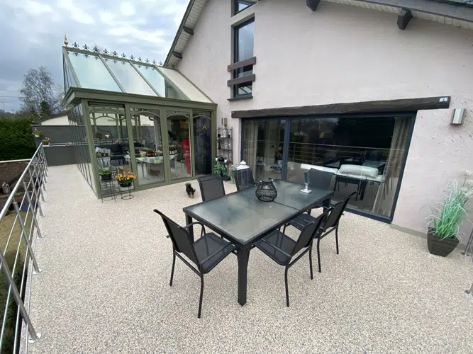 découvrez tout sur la terrasse en résine : avantages en durabilité, conseils d'installation, astuces d'entretien et estimation des coûts pour un aménagement durable et esthétique.