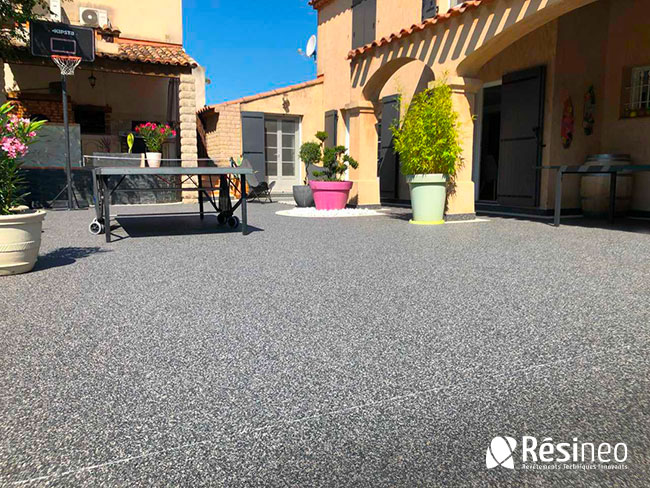 découvrez tout sur la terrasse en résine : sa durabilité, les méthodes de pose, les conseils d'entretien et une estimation des prix pour aménager votre extérieur avec style et résistance.